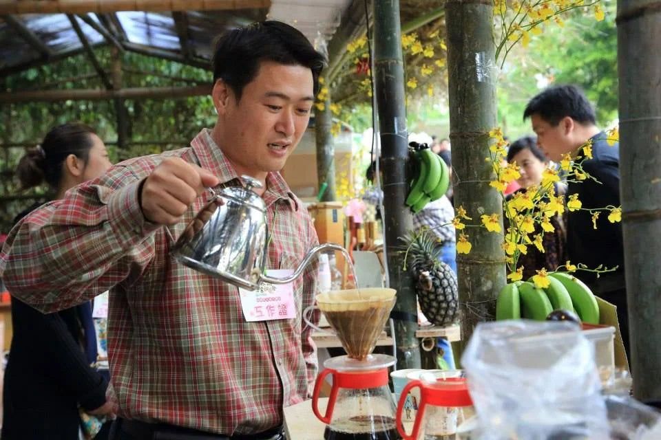 Mr. Liu of Gu-Quan Coffee in Yunlin uses the avercasso green bean sorter to automate sorting and save manual labor.
